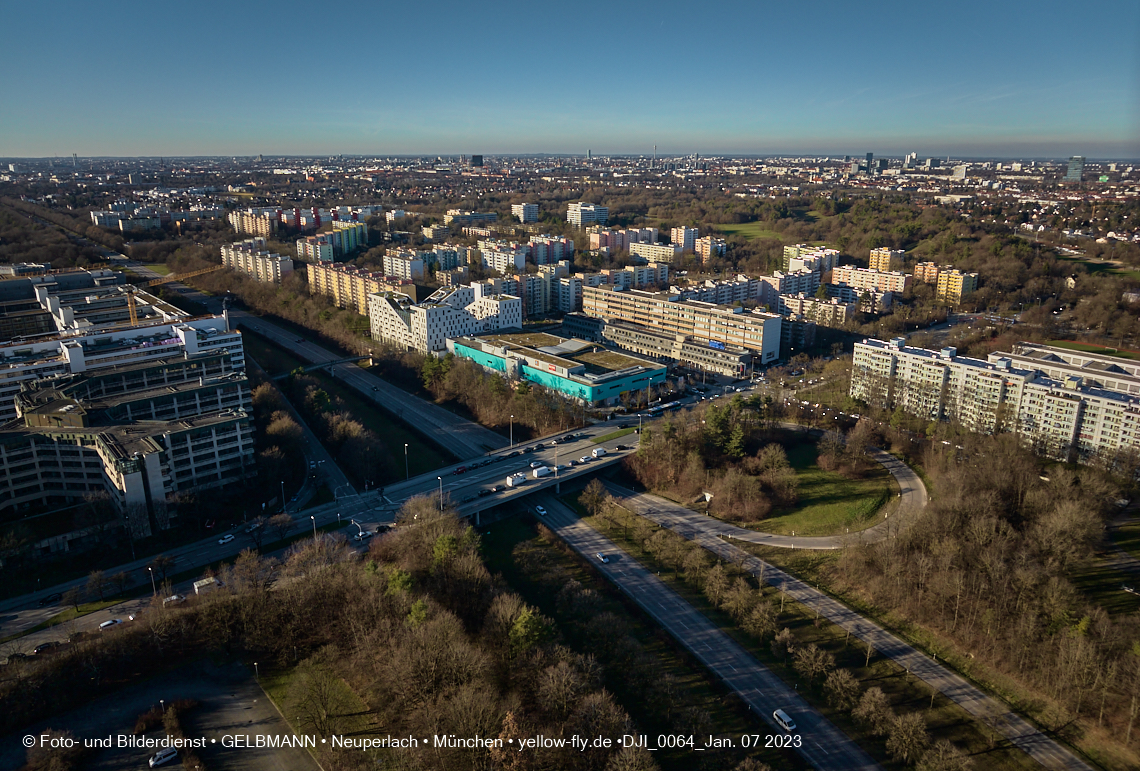 07.01.2023 - Luftbilder vom Plettzentrum mit Montessori Schule in Neuperlach